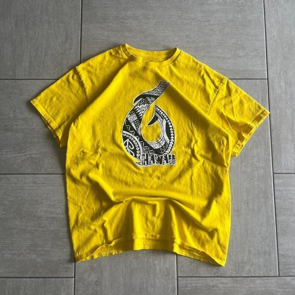 Soffe Hawaii Tribal Fish Hook Graphic T Shirt Yellow Mens Large SH0286